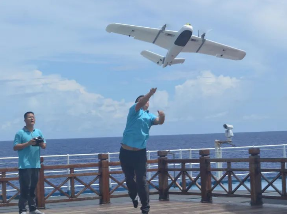 贪玩博士用手抛出一支无人机团队